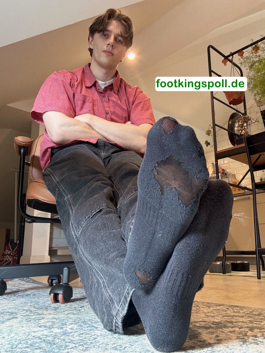 kingtim2012's tweet image. Hey #footslaves and fans of #malefeet a new #ukmaster is #mastercharlie @mastercharlie00 a rich #youngdom vote for him on #footkingspoll footkingspoll.de/newbies.html