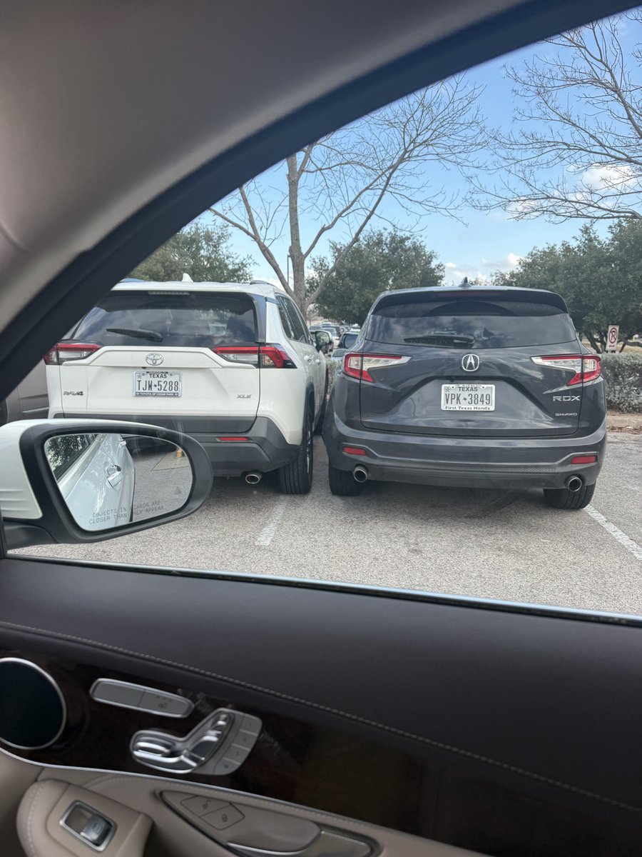 BoObsession's tweet image. Grinch at Whole Foods!