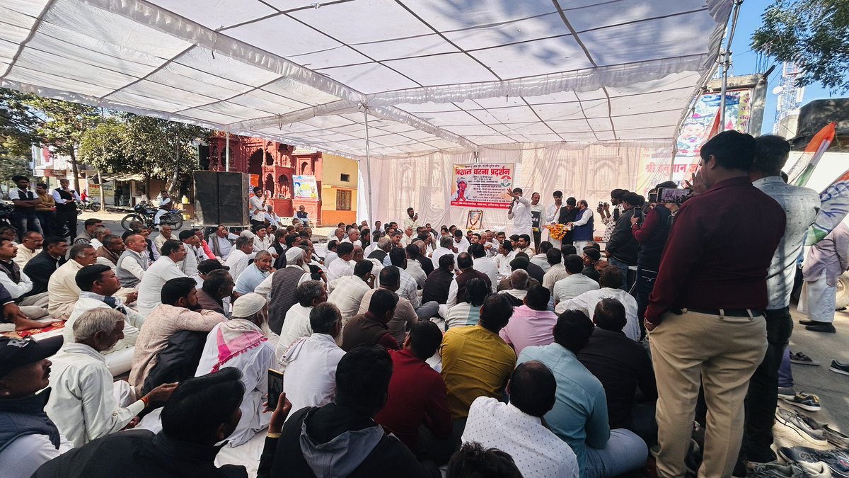 आज पूर्व कांग्रेस विधायक भैया कुणाल चौधरी जी के मार्गदर्शन में, ब्लॉक कांग्रेस कमेटी के नेतृत्व में कालापीपल में आयोजित धरना प्रदर्शन में खाद–बिजली संकट, अवैध वसूली, भावांतर में हुए छल और MSP जैसे मुद्दों पर आवाज़ बुलंद की गई। इस अवसर पर समस्त कांग्रेसजन मौजूद रहे।