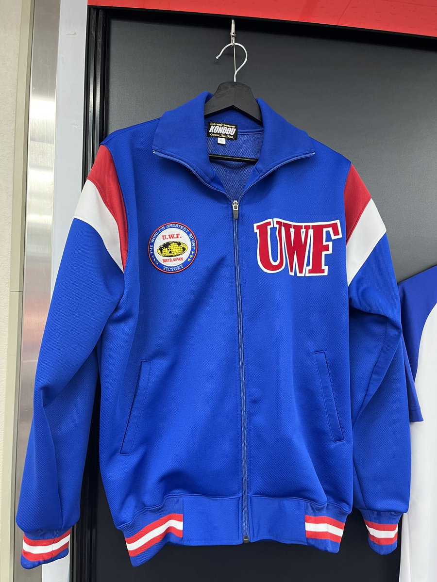 shosen_prowres's tweet image. 【👊イベント情報👊】
【UWF40周年記念”無限大記念日”】
⇒shosen.tokyo/apps/note/?lp=…

ジャージ全サイズ、ユニフォームシャツ2種Lサイズが完売いたしました🙇

1月2日（金）12:00より書泉オンラインショップにて受注販売いたします‼️
⇒shosen.tokyo

#UWF #UWF40周年 #無限大記念日