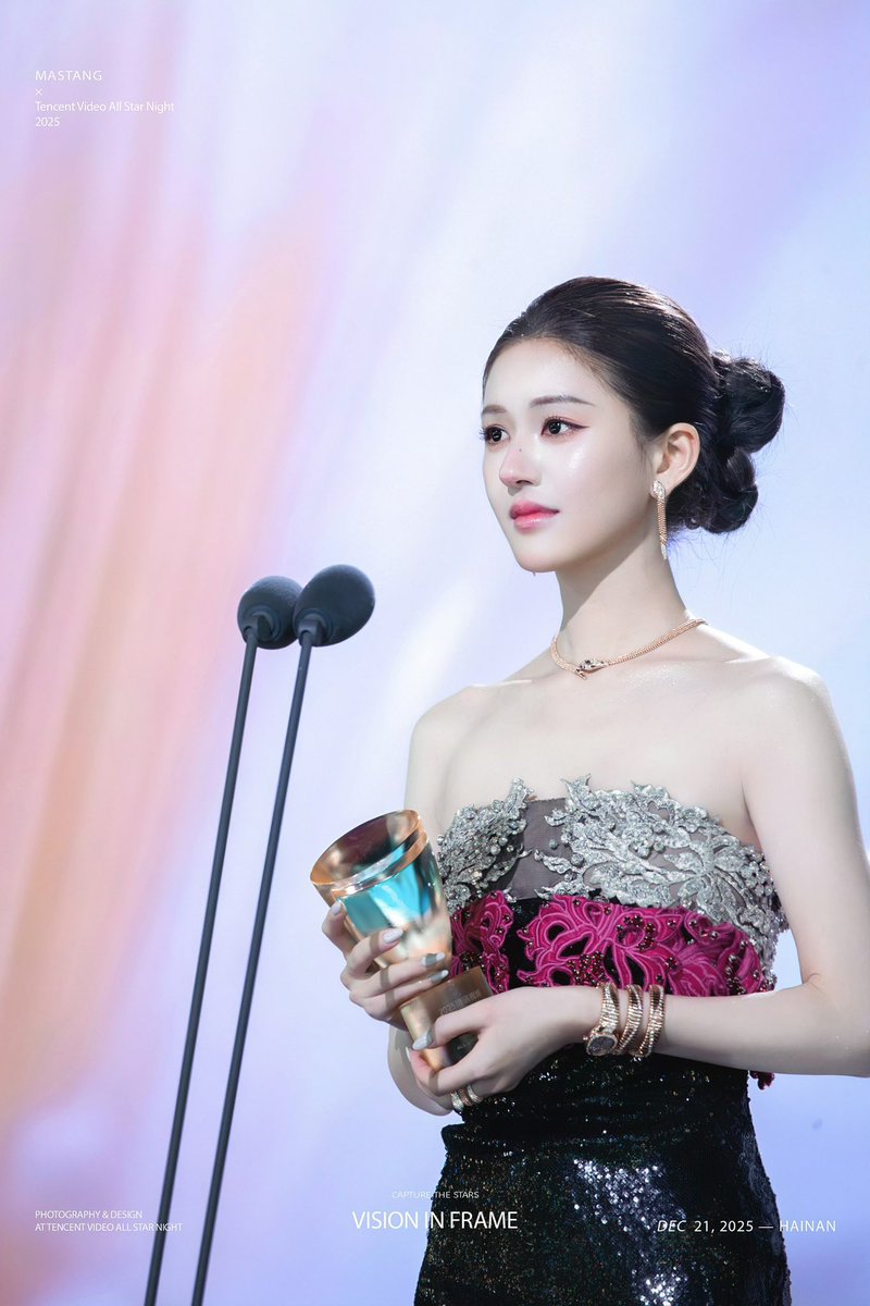 YingELLE's tweet photo. You deserve happiness, #Zhaolusi Only a few can survive what she went thru.🏆 ขอให้น้องกลับมาสดใสและพบเจอแต่สิ่งดีๆ #จ้าวลู่ซือ 💖
#ZhaoLusixTencentStarNight2025
#TENCENTVIDEOALLSTARNIGHT2025 https://t.co/MvPCyoNf6R