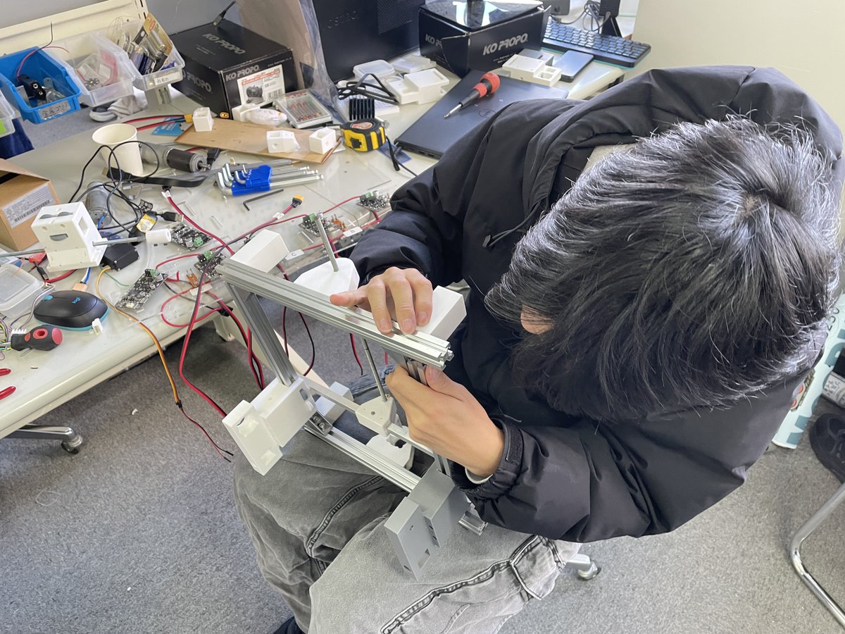NIT_NumazuKOSEN's tweet photo. 先日の電子制御工学科4年「電子機械設���・製作」の授業。
グループで設計したMIRSをつくりあげています。
発表会まであと2週間と少し!学生たち楽しみながら頑張っています。
発表会は2026年1月10日13時~。ぜひお越しください。
#沼津高専 #電子制御工学科 #MIRS https://t.co/DN56Ecg1Tp
