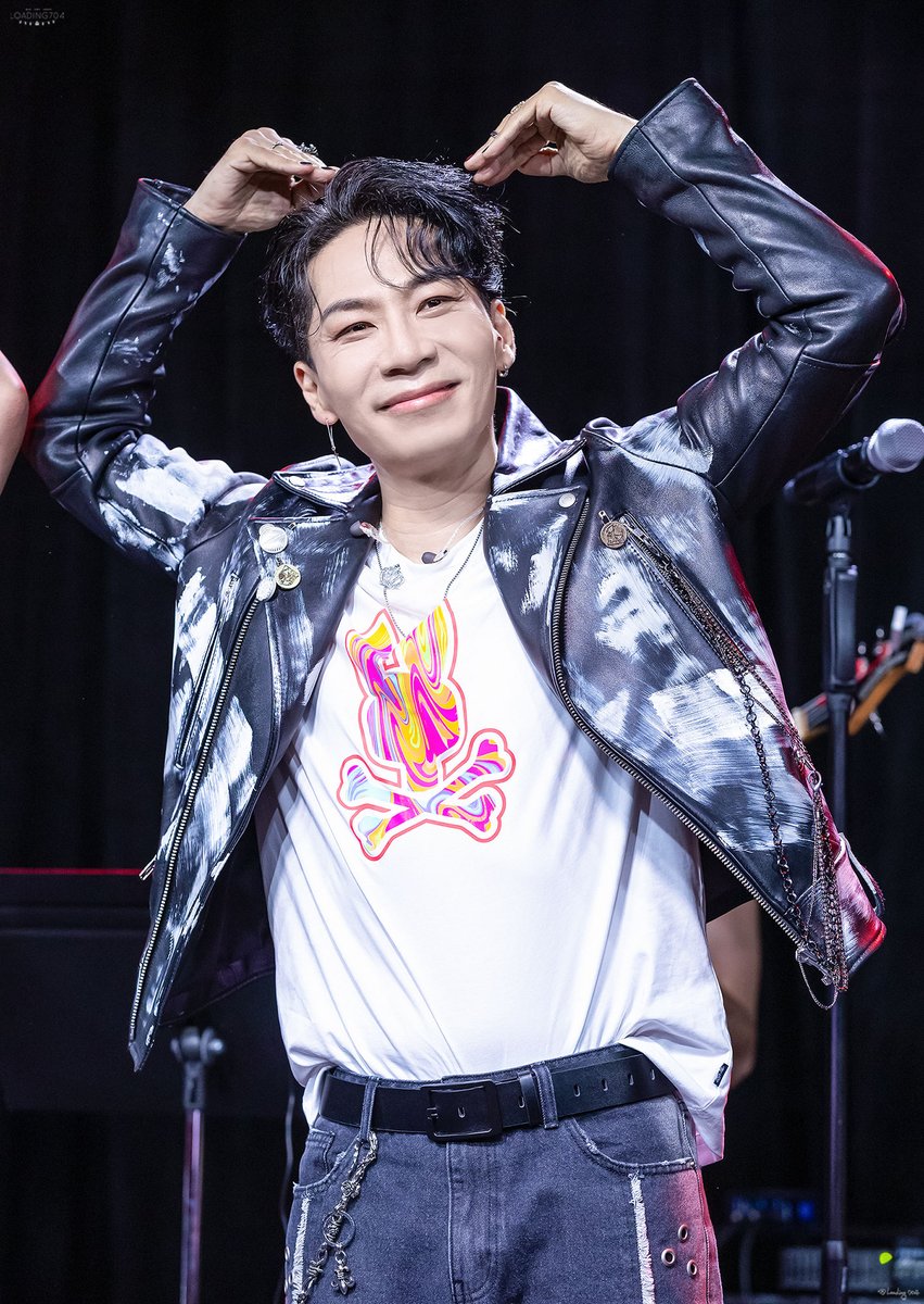 Loading704_pic's tweet image. 250727 SHank you 콘서트 - We Will SHank you 밤콘   
이승현 배우님    

12월 24일
배우님의 데뷔 21주년을 축하합니다❣️

#이승현 #SHankyou #WeWillSHankyou