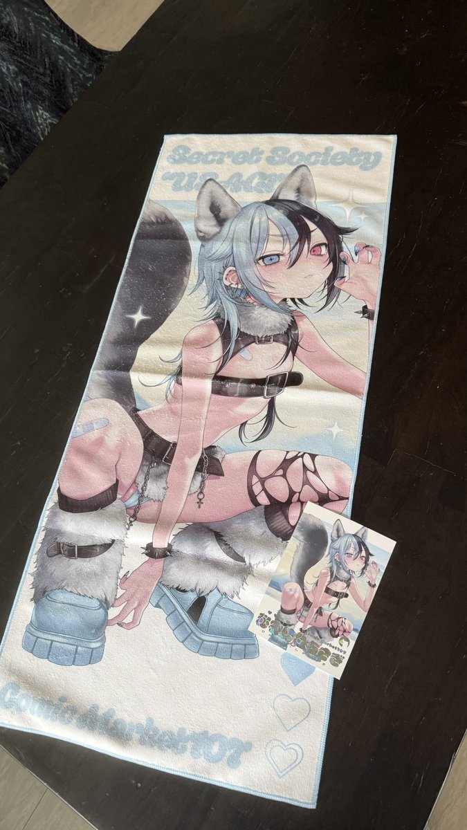 コミケのグッズセットに入るフェイスタオルのサンプルが届いたよ〜。
印刷めっちゃ綺麗で素晴らしい〜!
そしてちゃんとでっかい。(サイズ比較はポストカード) 