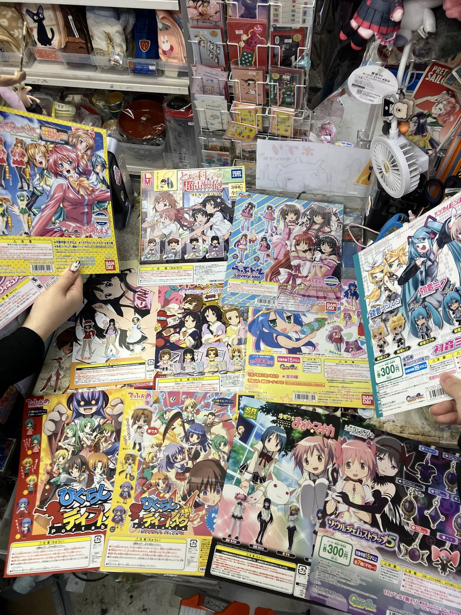 robotrobot3's tweet photo. 懐かしいガチャ台紙たくさん入荷しました〜🌟🌟写真に載せきれないほど沢山あります〜是非お立ち寄りください〜🌟
#中野　#中野ブロードウェイ　#ガチャ　#懐かしい　#平成レトロ　#SDガンダム　#アイカツ　#しゅごキャラ　#セーラームーン https://t.co/igqMeTiKOw