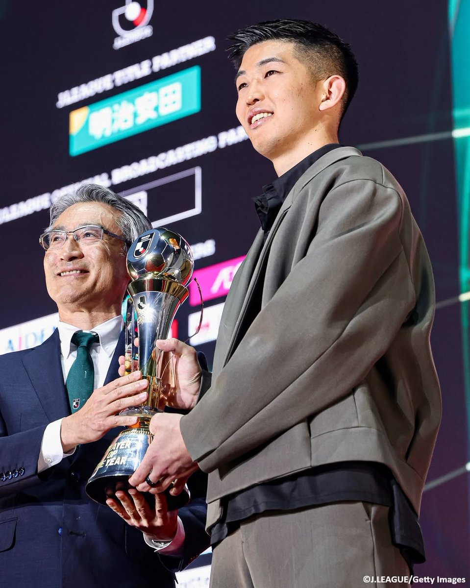 Boxer949's tweet image. 努力が実を結ぶ瞬間って、本当に美しいですね🏆✨
ピッチの上で積み重ねてきた日々が、
こうして評価されるのは感動的です😌⚽️
支えてくれた人たちへの感謝と、
次への挑戦への決意が伝わってきます👏✨
サッカーの魅力は、
こういう瞬間があるからこそですね⚽️💫
本当におめでとうございます🎉👏