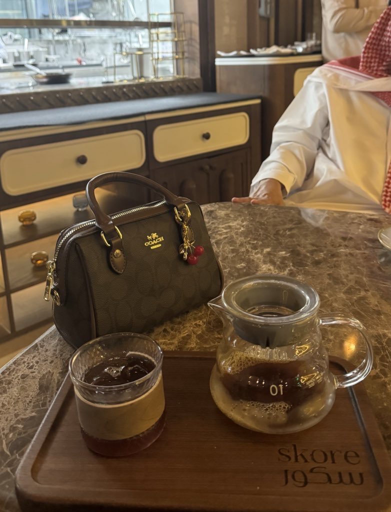 مرحبا قبل السؤال ومرحبا بعد الأجابه
ياهوى القلب العليل وبلسمه من كل عله 

مابعد صوتك جمال ولا بعد شوفك رحابه
     أنت اللي تستحق الغلا دقه وجلّه

من يشوفك يبتسم لو كان عايش في كئابه
   كيف عاد اللي بقلبه لك مكانه مستقلة 
                                ❣️