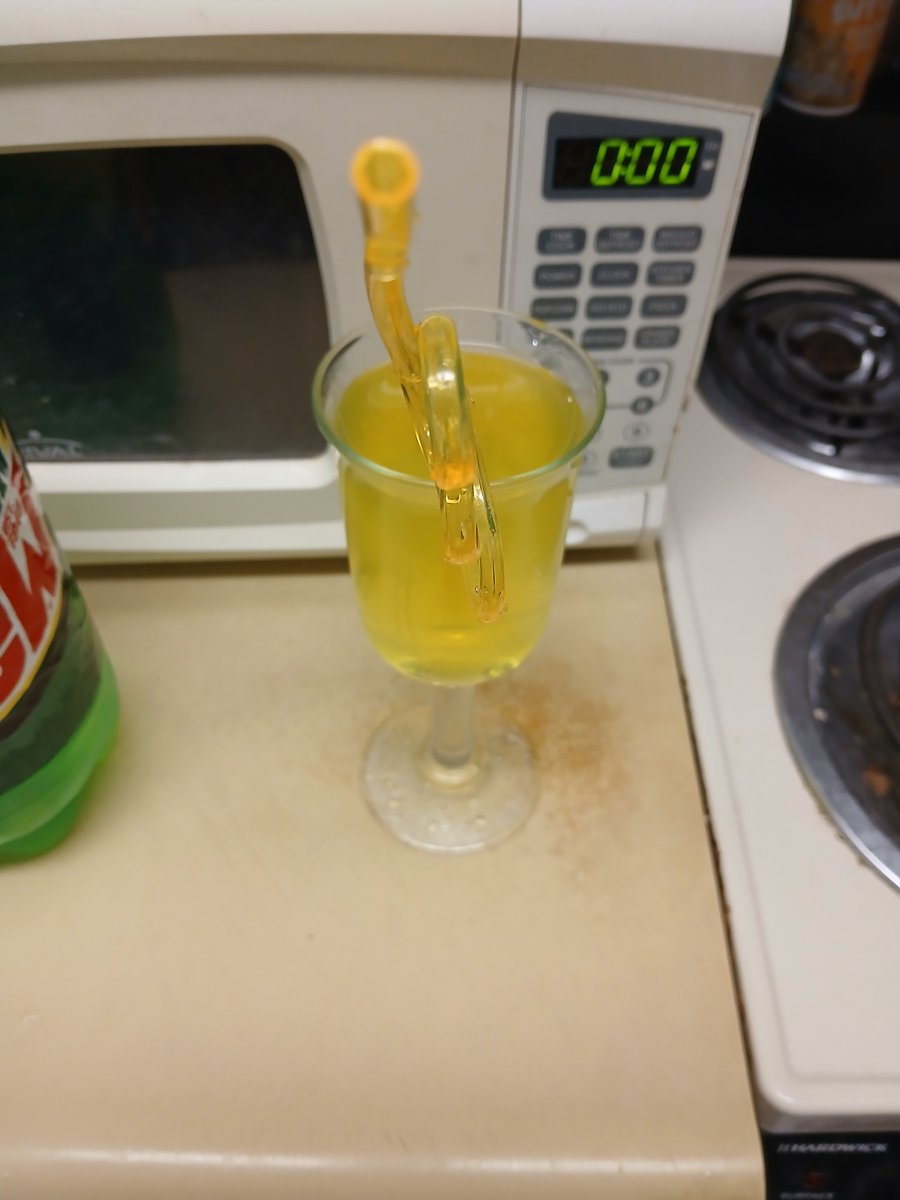 HungVampBrian's tweet photo. #MtnDew #2liter #LoopStraw #YellowLoopStraw https://t.co/C8lDjVnC3m
