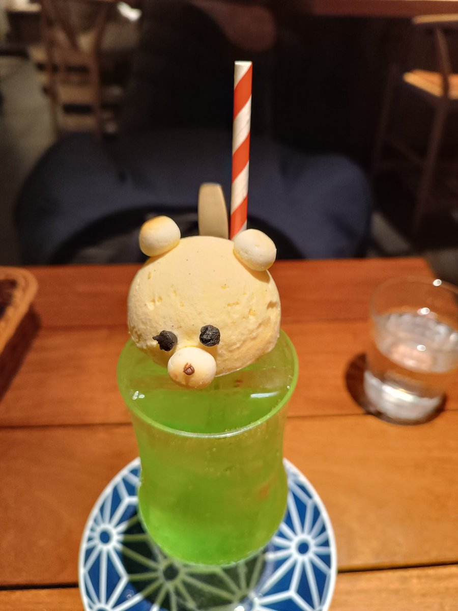 どんなに能書き垂れて、恭しく扱ったとしても、米は米だよ。粒立って凄いなと思いこそすれ、白米だけで何杯も食べようとは思わん。それはそれとしてクリームソーダ美味くて可愛い。ソーダ部分こんな美味しかった？というレベルで美味しい。あとハンバーグも美味しい #君のハンバーグを食べたい