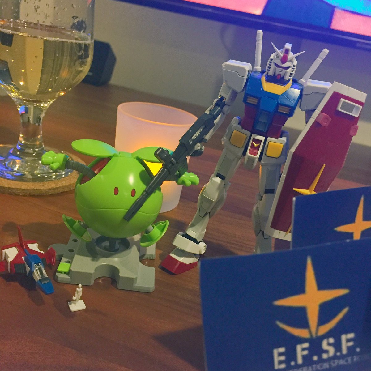 昔のガンダムクリスマス写真出て来た!!ジオンの国旗間違えてるのアホすぎる 