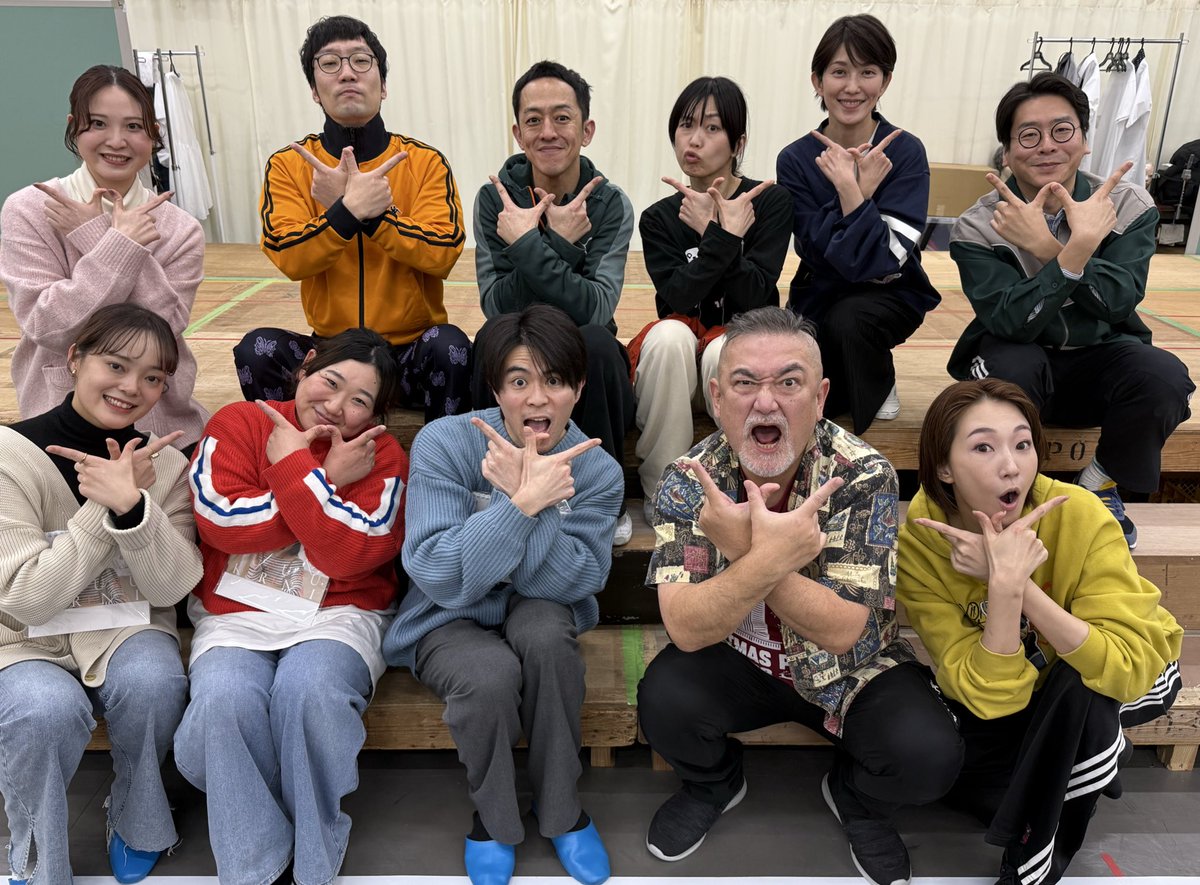 theaterhimedani's tweet photo. ／
📣稽古場写真をお届け📸
#FOLKER ご出演の #大野瑞生 さん #福冨タカラ さん #野田桃花 さん #原口侑季 さんが来てくださりました〜☺️
記念にみなさまでお写真いただきました😽
みんなでウォーリアーズポーズ🔥🔥🔥
＼

#姫が愛したダニ小僧
📍#梅田芸術劇場　シアター・ドラマシティ
📅2026年1月9日㈮～18日㈰　全12公演

#姫ダニ

詳細は公式サイトより👇
https://t.co/wKFQEUagnl

🙋‍♂️出演者🙋‍♀️
#紅ゆずる
#水田航生
#松井愛莉
#平井まさあき
#浦井のりひろ
#男性ブランコ
#山崎真実
#桜庭大翔
#梅澤裕介
#梅棒 
#丹下真寿美
#大路恵美
#腹筋善之介
#中村まこと
#後藤ひろひと
#波岡一喜
#大西ユースケ
#天知翔太
#中尾多福
#平松美紅