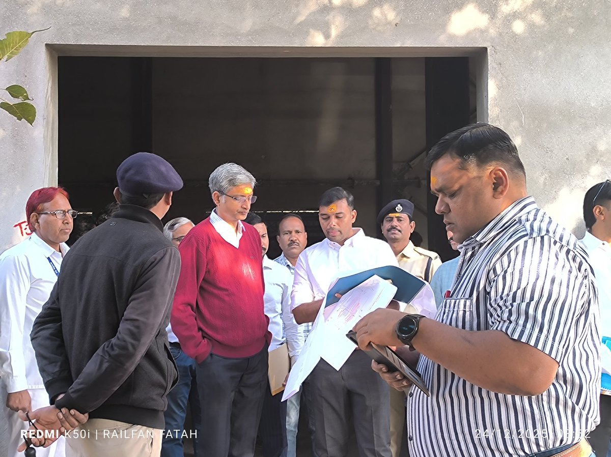 FatahAhad's tweet photo. Dr. R. Gopalakrishnan, DRM Secunderabad, accompanied concern branch officers reviewed the ongoing Station development works at PARLI Vaijnath Railway Station... https://t.co/LXCcCvTVXP