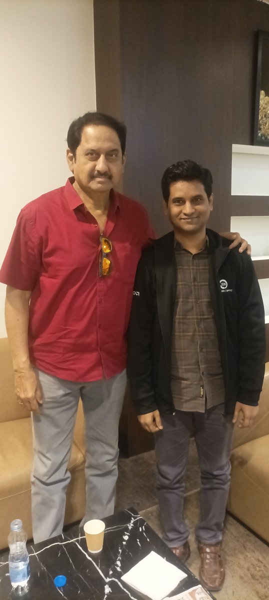 ఈరోజు విజయవాడ Airport లోని Lounge లో Movie Hero &amp; Actor Suman గారు కలిసినప్పుడు  ప్రస్తుత రాజకీయాలు, సినిమా &amp; హిందూత్వం మీద అనేక విషయాలు చర్చించాము. 

తెలుగు సినిమాలో ఒకప్పుడు హిందూత్వం పై దాడి చేస్తున్నా ఎవరూ పెద్ద పట్టించుకునే వారు కాదని, కాని ఇప్పుడు హిందువుల్లో చాలా అవగాహన