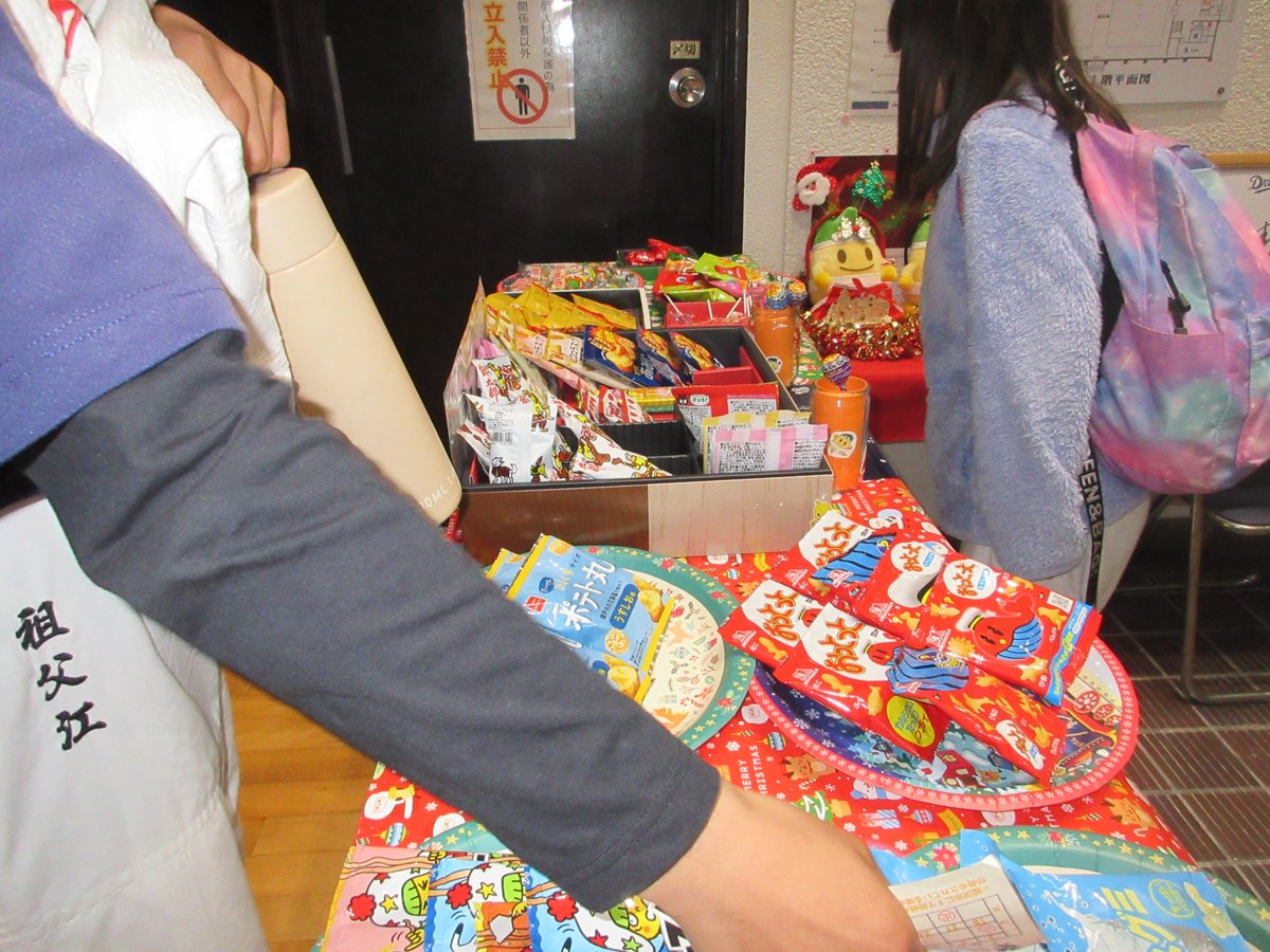 メリークリスマスな12/24の稲沢市武道館では、12/22～12/24の3日間にクリスマスイベントを開催中で、プレゼントのお菓子を多くの利用者に持っていっていただいております(*'ω'*)
本日ご利用予定の方も是非武道館受付前にお立ち寄りくださいm(__)m