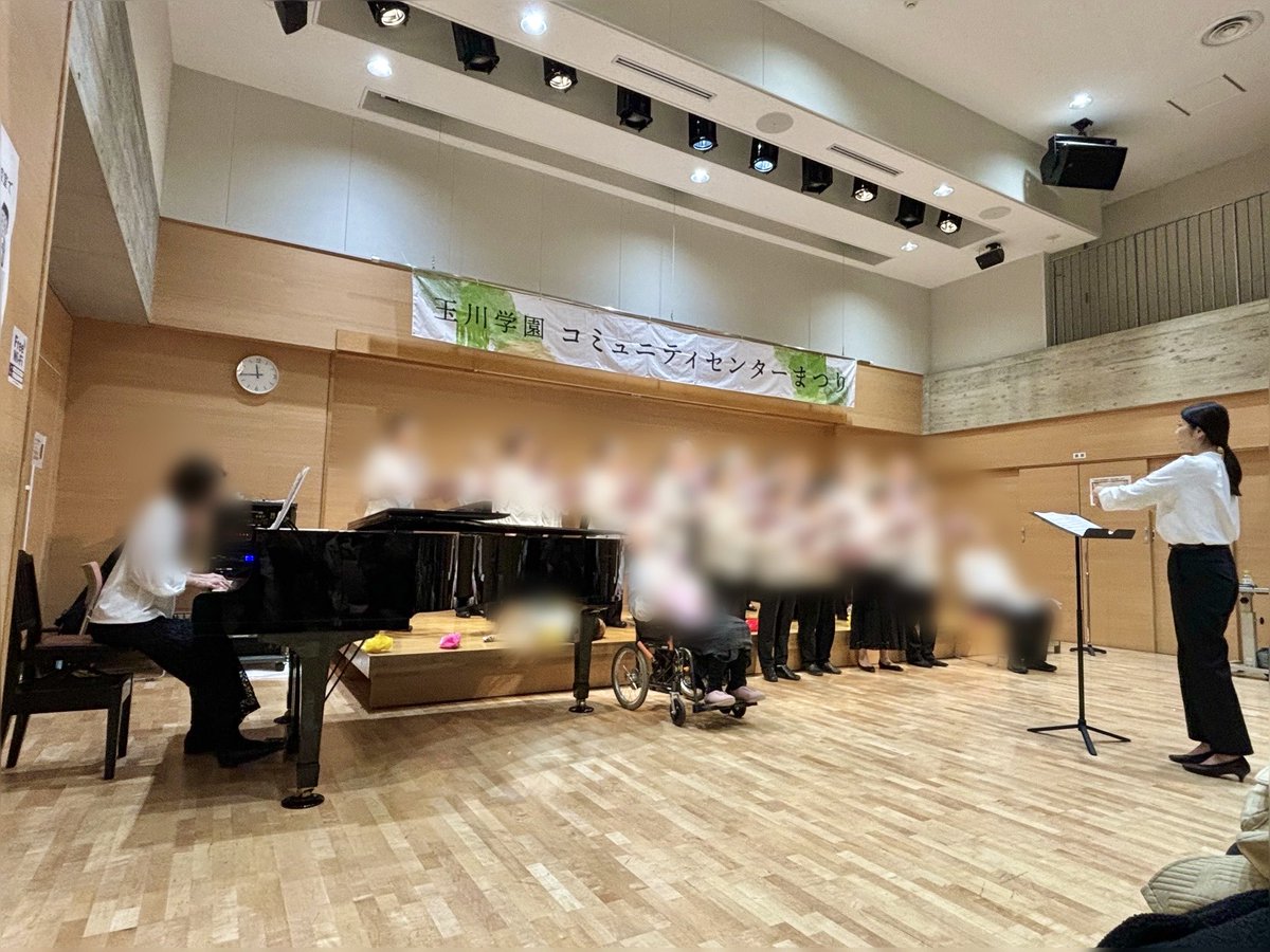 sisrhythm's tweet photo. 昨日は、指導に伺っていた合唱団のクリスマス会にて歌わせていただきました🎄
写真は昨日と11月の合唱団の本番時のもの。
メンバーの半分くらいは視覚障害者の団体です。工夫しなければいけない事もありますが、皆さんの音楽への深い愛情が感じられる中、充実した時間を過ごせました♫ https://t.co/bpKbYtBB3c