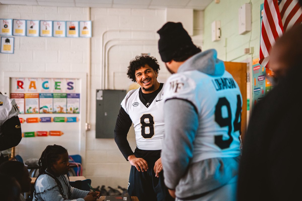JaydenLoving1's tweet photo. Good community service with my crew 💛🖤 https://t.co/8C9SII1cQu