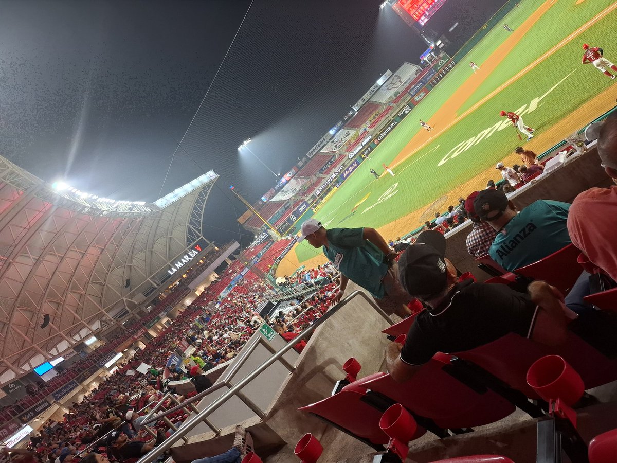 En las buenas  y en las malas siempre  con los Venados de mazatlán.Me gane la Rifa de la camiseta :) ando de suerte. Y los Venados ganaron el 1er juego. Con <a href="/Anaje87/">Jeanna Torres Rentería</a>