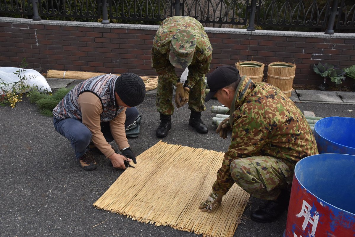 日本原駐屯地は、今年も門松を作成し新年に訪れる年神様を迎える準備が