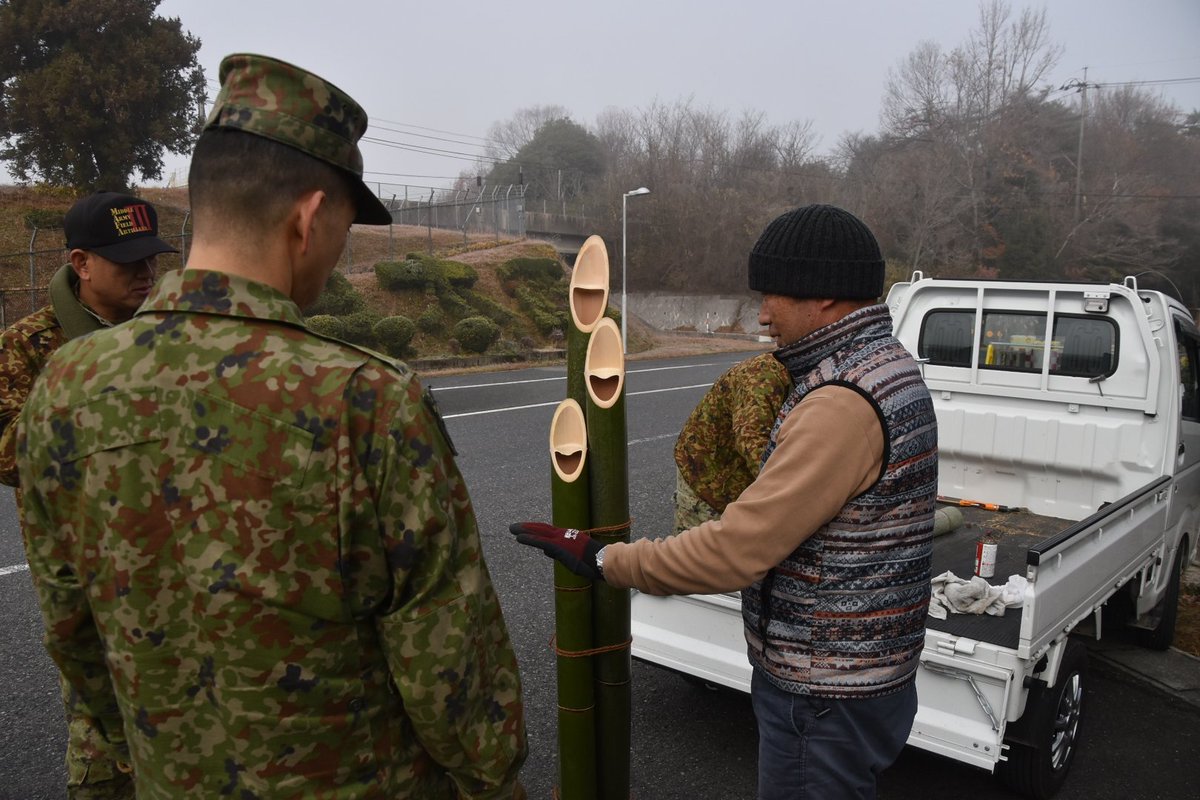 日本原駐屯地は、今年も門松を作成し新年に訪れる年神様を迎える準備が