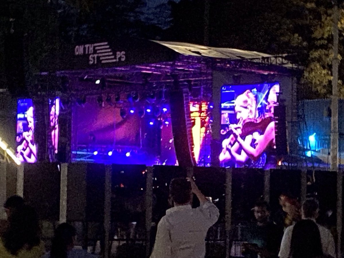 WKeyesByrne's tweet photo. Concert on the steps of SOH https://t.co/SeG5otUUk1