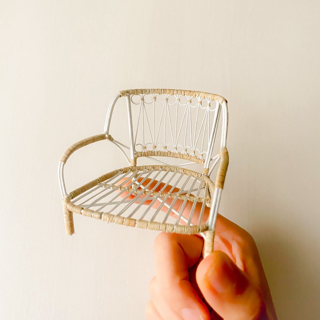 今日はクリスマスイヴだというのに避暑地の別荘のお庭にありそうな椅子できました。