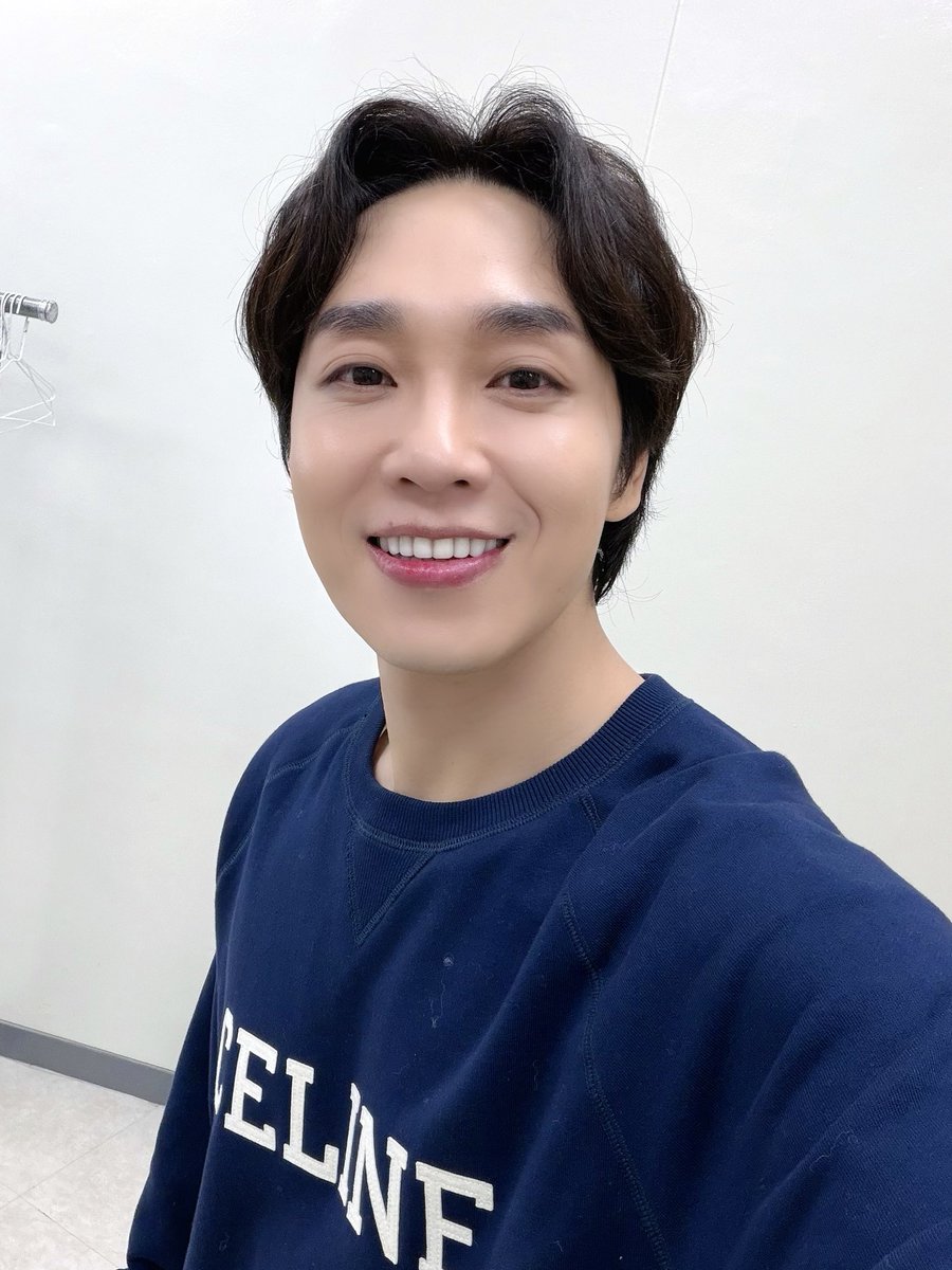 [📸]
이석훈이 전하는 포근한 연말 인사💌
소중한 이들과 온기 가득하고 행복한 크리스마스 보내세요!🎅🏻🎄

#이석훈 #LEESEOKHOON #SG워너비 #SGWANNABE #2025크리스마스 #크리스마스 #Christmas