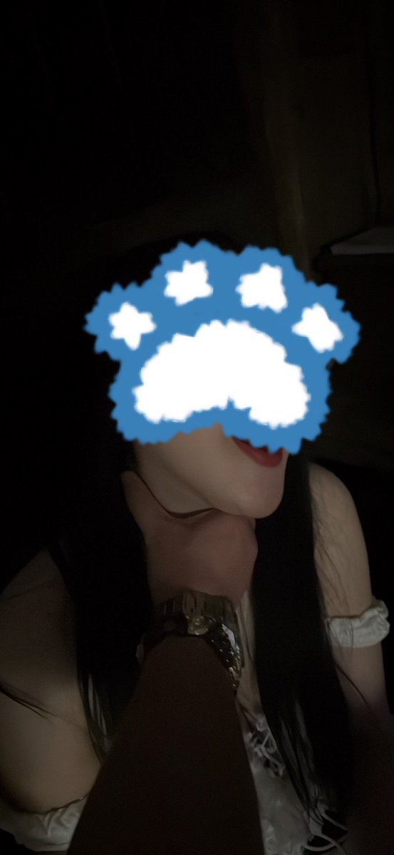 今天來了兩位親姊妹
都是在從事服務業工作
姐姐很喜歡當M
妹妹出門不穿胸罩？

如果兩個一起在房間那真的會出人命😂😂