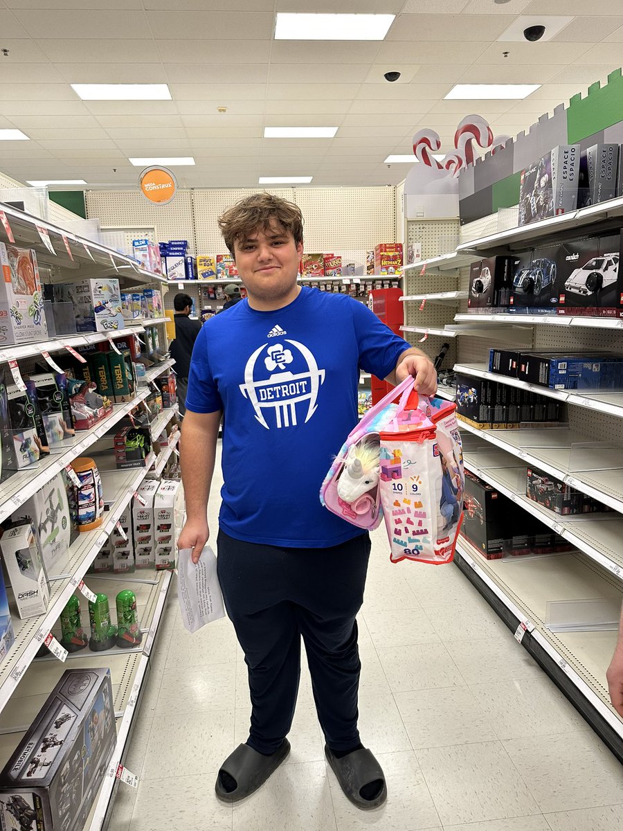 DCCWrestling's tweet image. Shamrocks had the great honor to give back to our local community through the Caleb White Project 🎁 Bought Christmas Presents for families in need in the metro Detroit area 

Thank you to the CWP for making this all possible! ☘️ Merry Christmas ☘️

@DCCShamrocks @DETROITCCAD