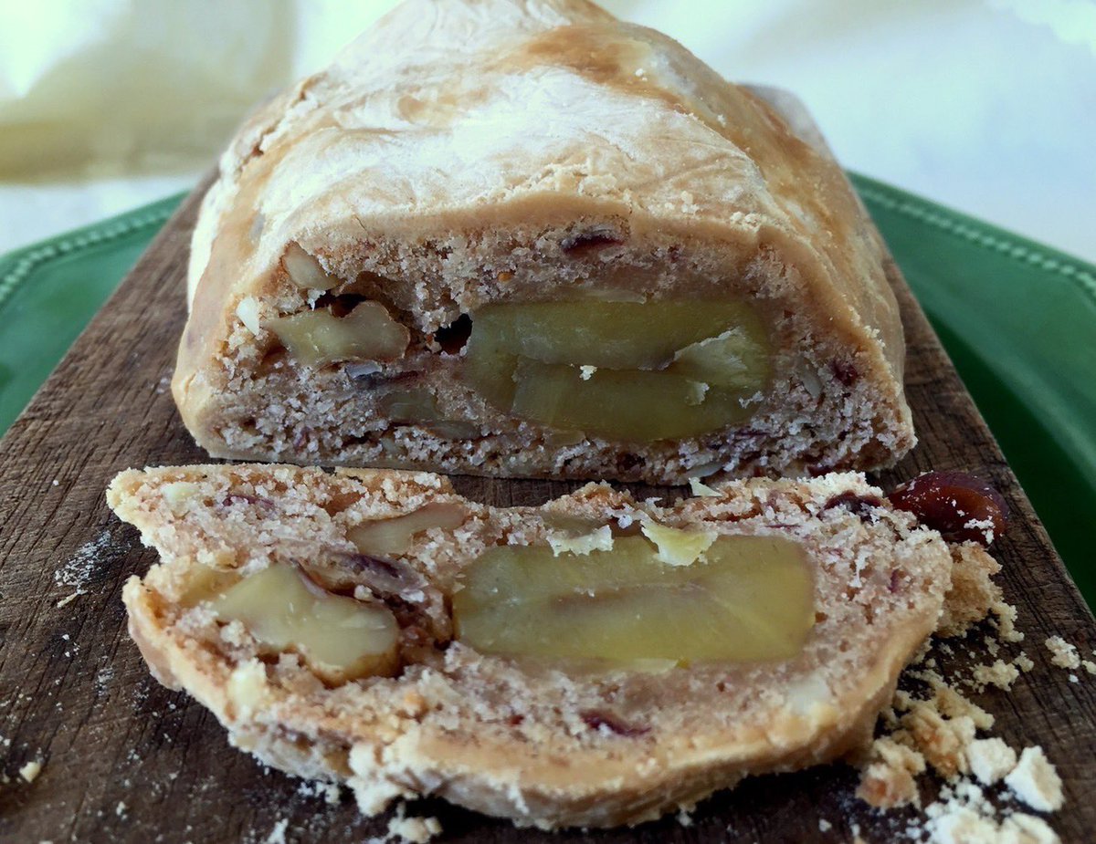 亀広良の「和菓子屋のシュトーレン」。大粒の利平栗と丹波大納言小豆がぎっしり、ほのかなラム酒の香りに無花果や胡桃、アーモンドの歯ごたえがアクセントになっています。表面を覆っているのは和三盆糖で、まろやかな奥深い甘みが全体を包み込んでいます。六本木スタッフ　#シュトーレン
#クリスマス