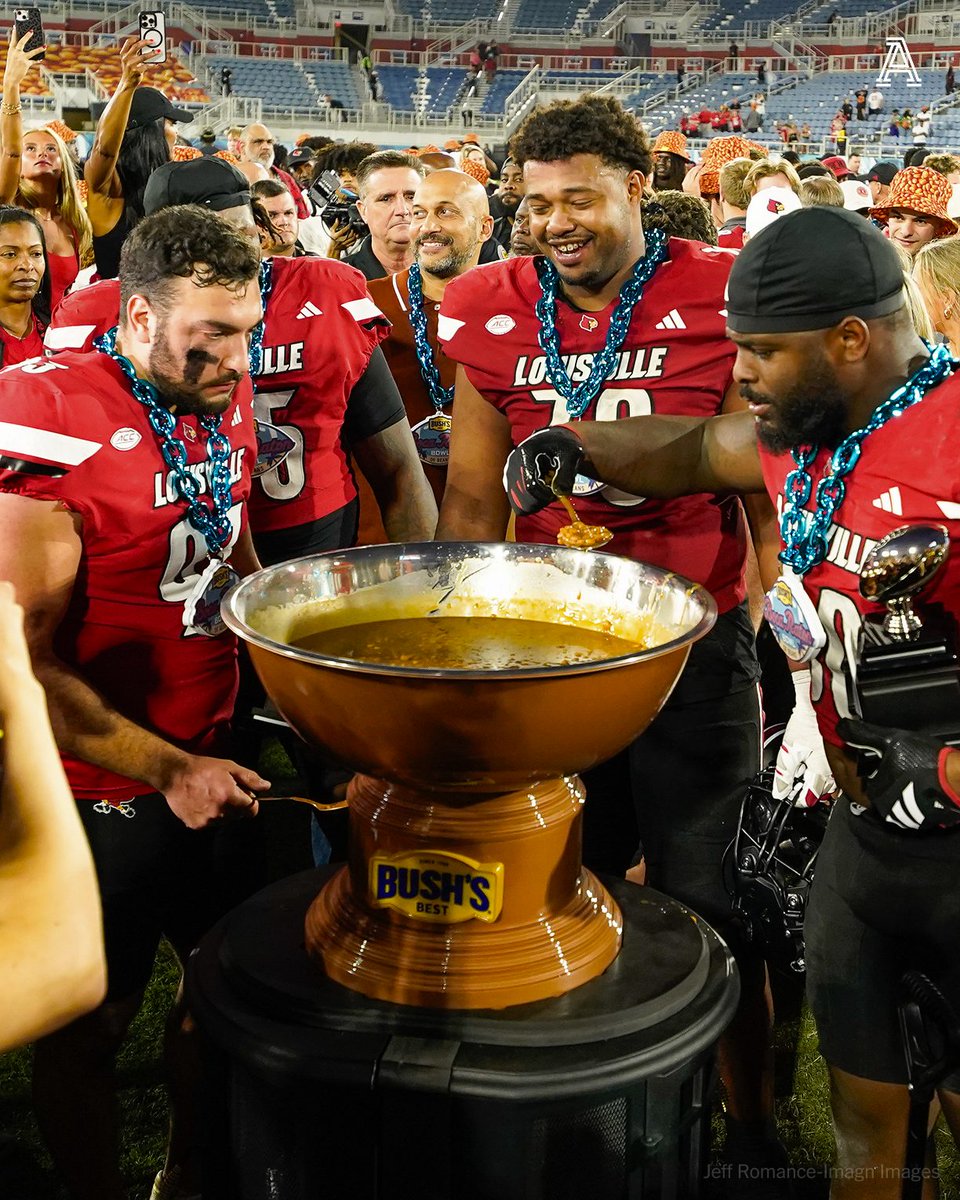 TheAthletic's tweet image. As winners of the Boca Raton Bowl, Louisville celebrated by eating baked beans out of the trophy 🫘🏆

Only in college football...