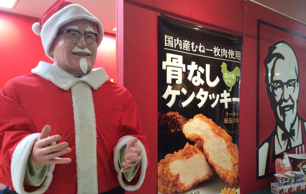 SuperSisi's tweet image. The history of why Japan eats KFC at Christmas: 🎅🏻 

In Japan, eating KFC on Christmas stems from a successful 1974 marketing campaign called “Kurisumasu ni wa Kentakkii!” (Kentucky for Christmas)

Takeshi Okawara, manager of the first KFC in Japan (opened 1970), capitalized on…