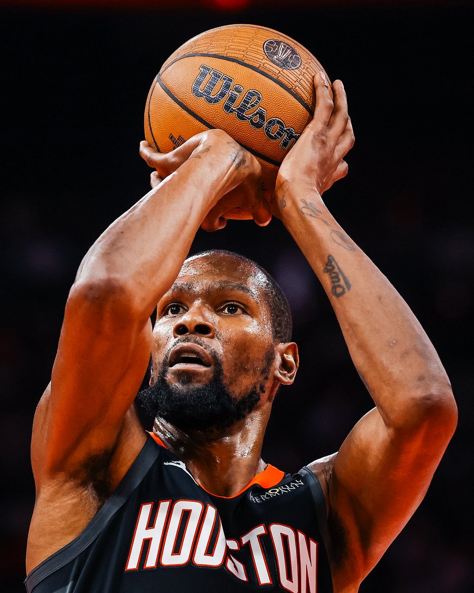 Kevin Durant becomes the third-fastest player in NBA history to reach 30K points • 5K rebounds • 5K assists in 1,147 games

In elite company, only MJ and LeBron were quicker 🤘

#HookEm | #AlwaysCompete