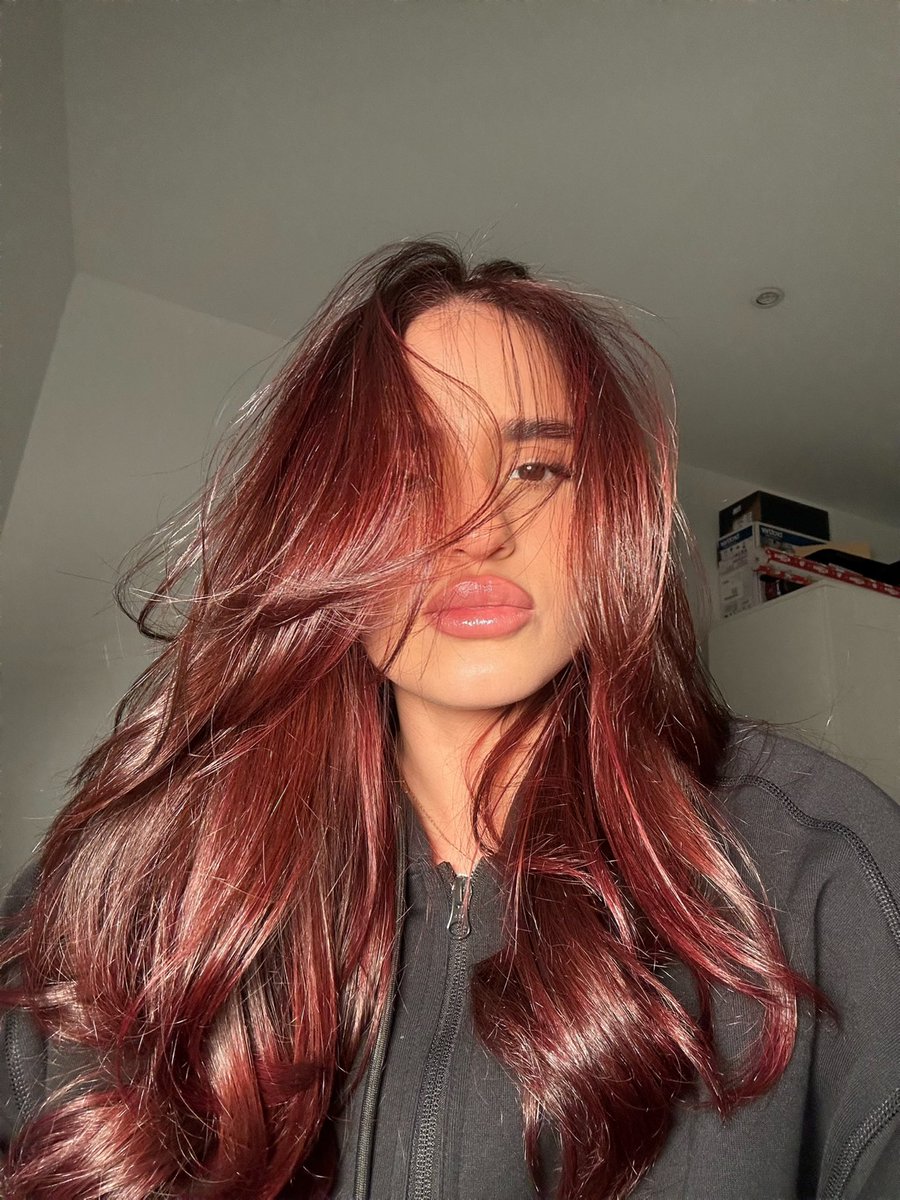 jesshjs's tweet photo. Yo cada año me pongo más bella no puedo evitarlo✋😔 https://t.co/1ref5dT0eZ