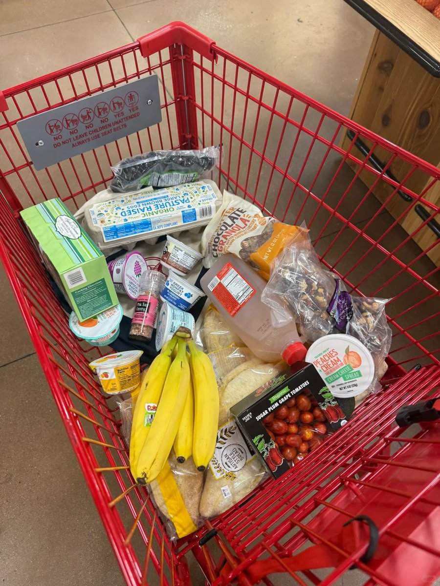 salaminaariel's tweet photo. Buying everything needed for the coming days and capturing the moment 📸🌿. Nothing beats feeling prepared and motivated 💛 https://t.co/ioqJrbJh16
