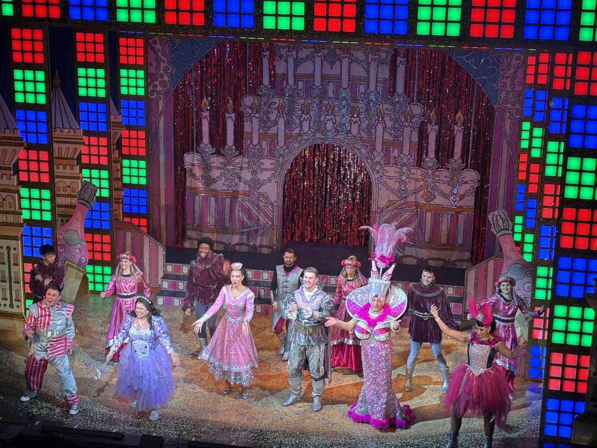GemmaLDillon's tweet photo. Another top #panto @YorkTheatre - just perfectly hilarious in every way (especially when poor Jangles got stuck on the bed 🤣🤣🤣) I adored it all cast / crew amazing ! And after 5 years @RobinCSimpson as the Dame is part of our family Christmas now 🥰 https://t.co/LMIEhxzjgG