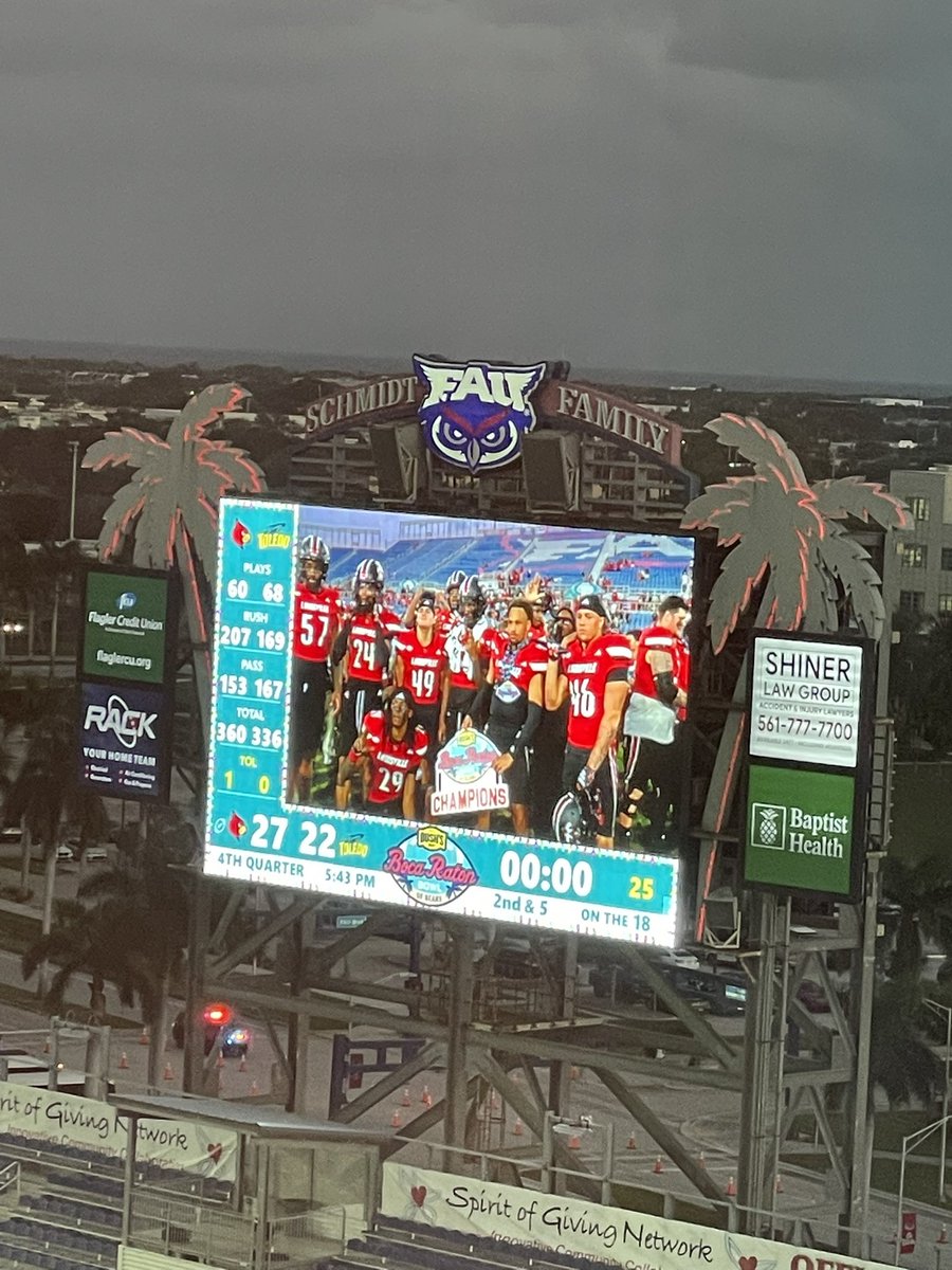 BurrowVoice's tweet photo. Always such a fun event to announce put on by ESPN, City of Boca and FAU. Also, had a good game on the field for The Bush's Boca Raton Bowl of Beans 🫘 🌴 🎤 @BocaBowl @ToledoFB vs
@LouisvilleFB #Bushs #BowlSeason #ESPN https://t.co/WD279jJWuE