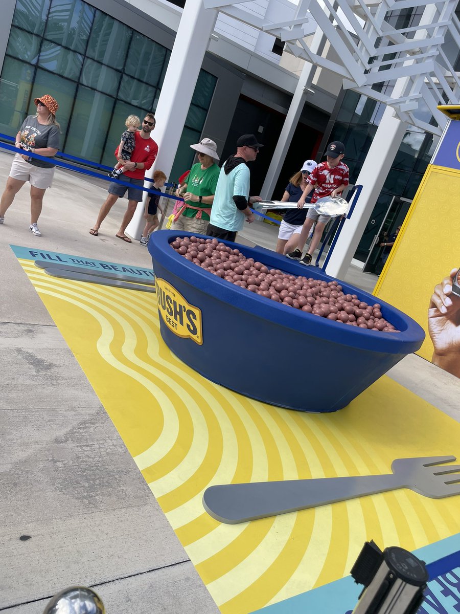 BurrowVoice's tweet photo. Always such a fun event to announce put on by ESPN, City of Boca and FAU. Also, had a good game on the field for The Bush's Boca Raton Bowl of Beans 🫘 🌴 🎤 @BocaBowl @ToledoFB vs
@LouisvilleFB #Bushs #BowlSeason #ESPN https://t.co/WD279jJWuE