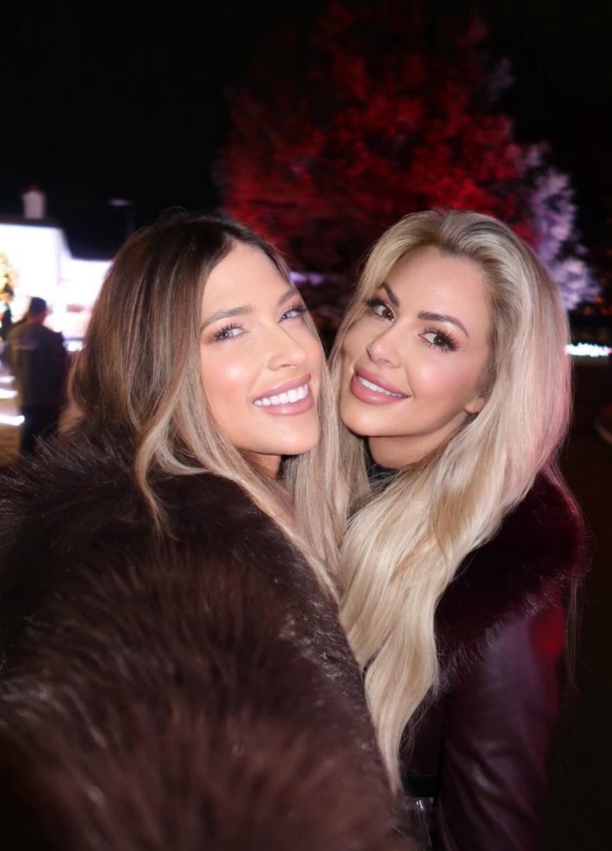 WrestlingWCC's tweet image. Kelly Kelly and Maryse reunited this week 💯