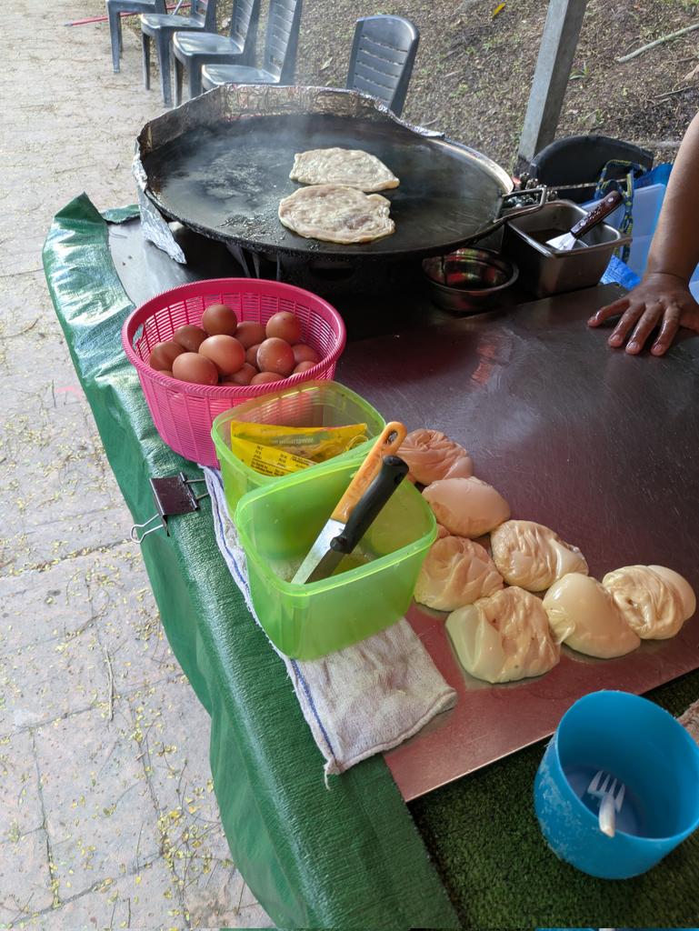pedoqpop's tweet image. Tapau roti canai tepi jalan