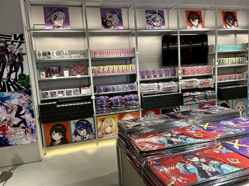 ／
📢 SHIBUYA TSUTAYA IP書店 にて展開中の　 『 #にじさんじ 』🌈🕒大型コーナーにて、
本日より『NIJISANJI Stun Mode Type：Fuwa＆Saegusa』グッズの販売がスタート
＼

ベルトバングルはチャーム部分がライバーに関連した文字やアイテムに！！