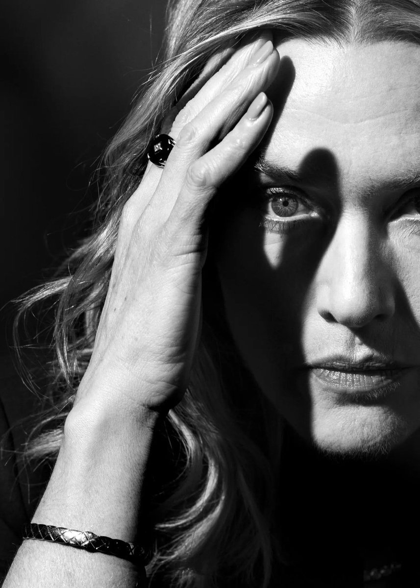 bywinslet's tweet photo. Omg this is actually THE picture https://t.co/RFSB8kCO7d