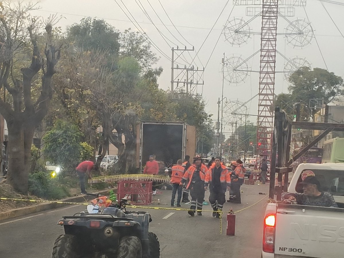 spider_ga's tweet photo. @inakimanero @telediario 
No se supone que está prohibido lo de la pirotecnia pero, en Xochimilco conque le de un vistazo  protección civil basta jajajaj https://t.co/7TsH9QKdOH