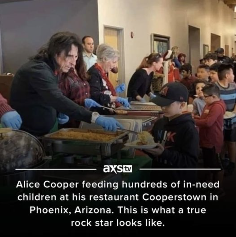 AXSTV's tweet photo. Every Christmas, Alice Cooper would feed hundreds of needy children at his restaurant Cooperstown in Phoenix, Arizona ❤️ https://t.co/znjOqoawpB