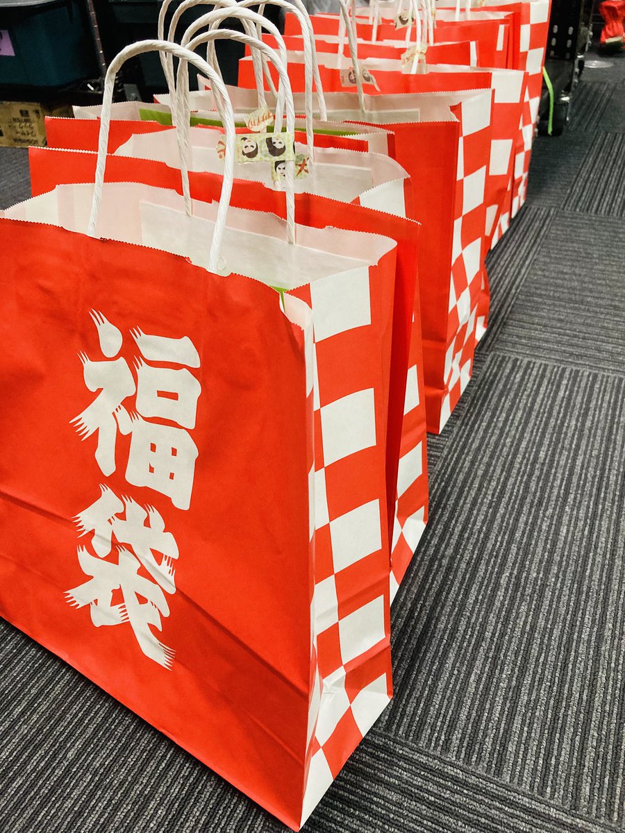 【物販フィーバー】
「犬神福袋」
価格¥3000

総額1万5千円相当！
約20点のグッズ(現行品、非売品含む)を福袋にしました。
12/27単独興行で販売します！