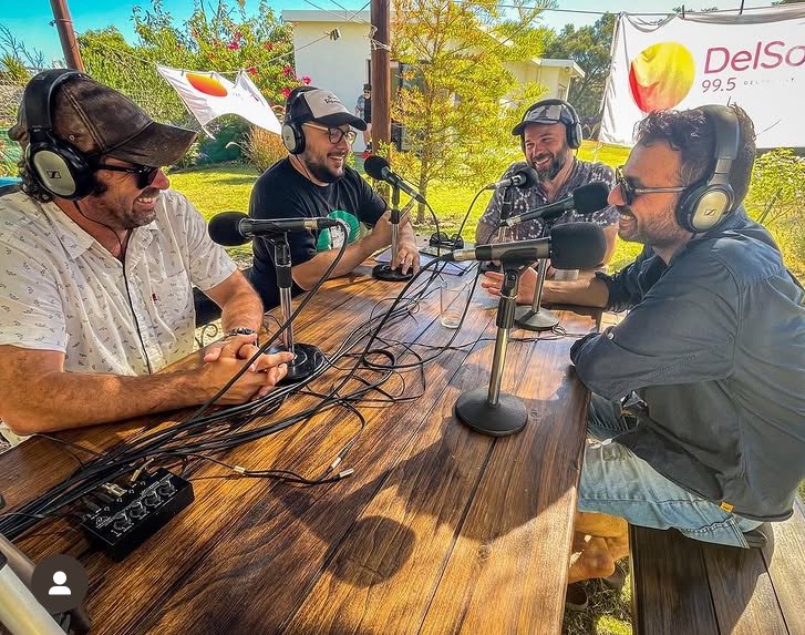 Me quedo con esas risas de hienas, haciendo lo que nos gusta y recibiendo el cariño infinito. Hoy se fue Fácil Desviarse en honor a esa historia compartida. Seguiremos con Nico y Jorge. Y Juanchi, amigo del alma y compañero de ruta,  que siga desbordando su talento donde sea.