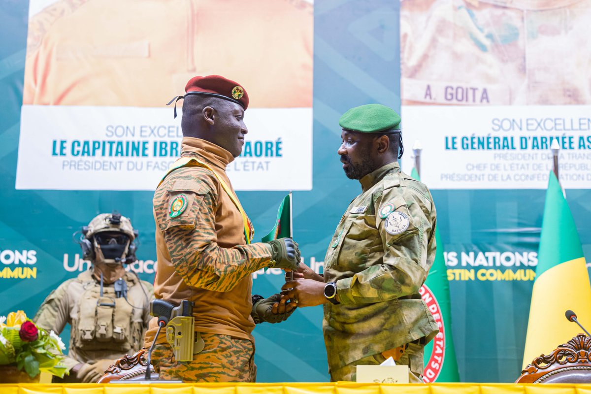 PresidenceMali's tweet photo. La 2e session ordinaire du Collège des Chefs d’État de la Confédération des États du Sahel (AES) s’est tenue ce mardi 25 décembre 2025 au CICB, sous la présidence du Général d’Armée Assimi GOÏTA, Président de la Transition du Mali et Président sortant de la Confédération. https://t.co/Sy6ejzmXGC