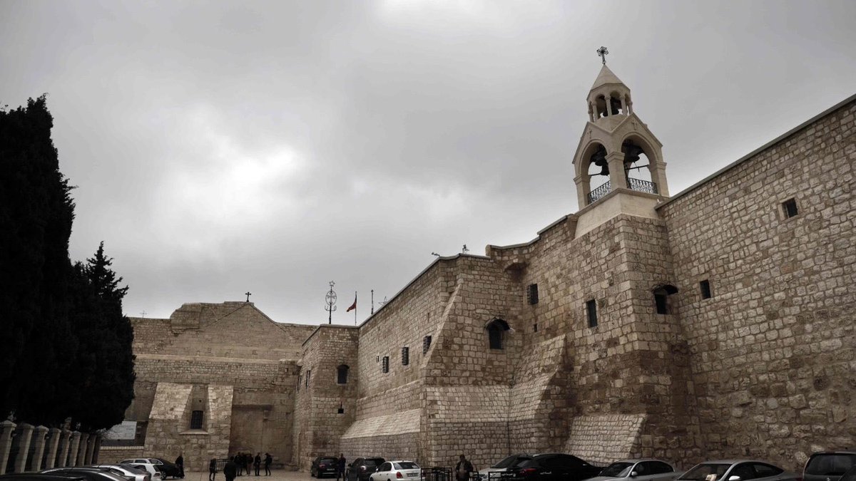 AQUÍ NACIÓ JESÚS 
EN BELÉN 

Muy cerca de Jerusalén  el emperador Constantino construyó la Iglesia de la Natividad en el año 339, reformada despues por Justiniano . Aqui se muestra el lugar donde nació el Niño De Dios. Hoy millones de personas tenemos nuestro corazón allí.