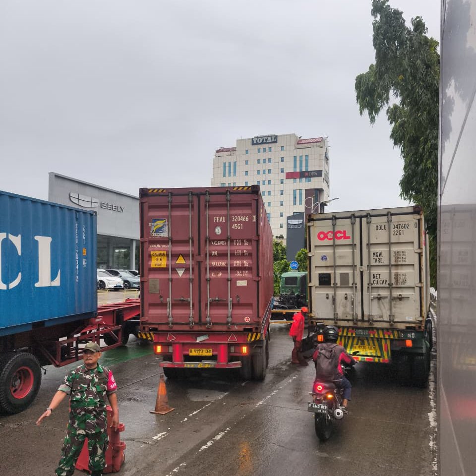 Transportasi Jakarta tweet media