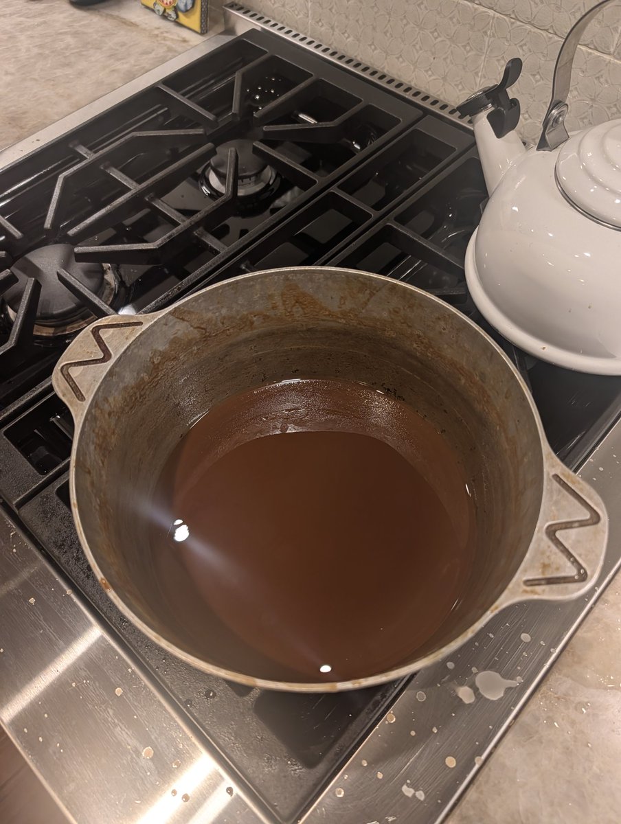 mwg12's tweet photo. Dark roux for Christmas gumbo https://t.co/XY6E1UBGya