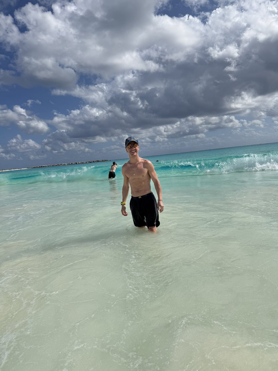 DomiAegerter77's tweet image. Posting these last beach pics just to make you a bit jealous 😉🌴 ☀️ 🇲🇽 
Now swapping sunshine for snow 🥶 and heading back to Switzerland to celebrate Christmas with the family 🎄❄️ 🎁 🇨🇭 🏔️ ⛄️ ❄️ 
#warmweather #beachdays #sorrynotsorry #traveladdict #switzerland